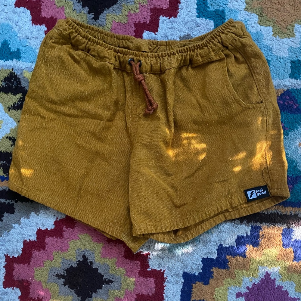 Feel good elastic shorts in mustard!